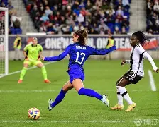 IM电竞app推荐-葡萄牙女足运动员登上国际赛事颁奖台视频